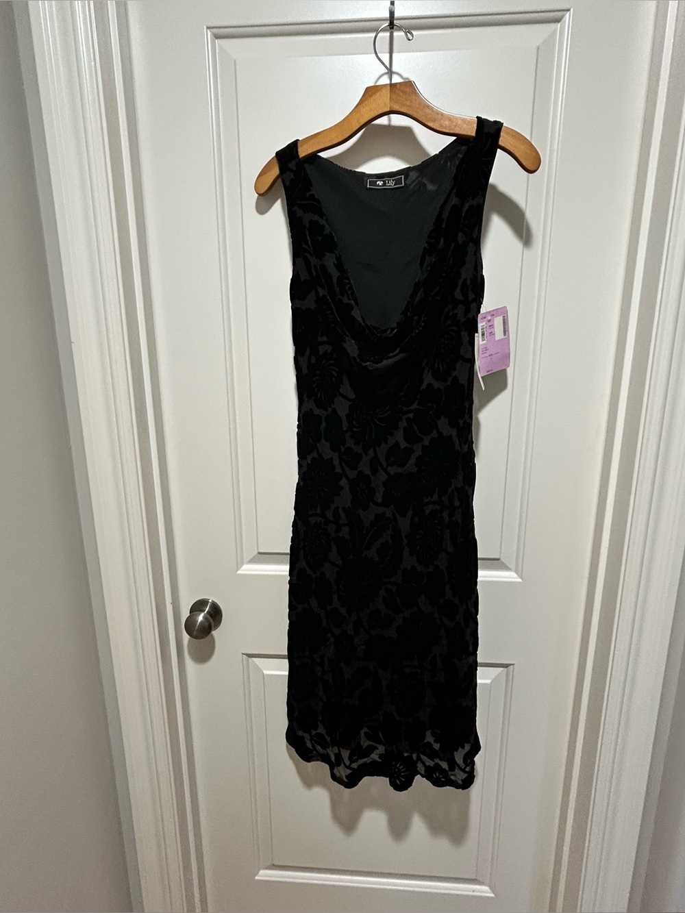 Lily women’s size L Black Velvet Floral Overlay Midi Pull on Dress. NWT. Liner.